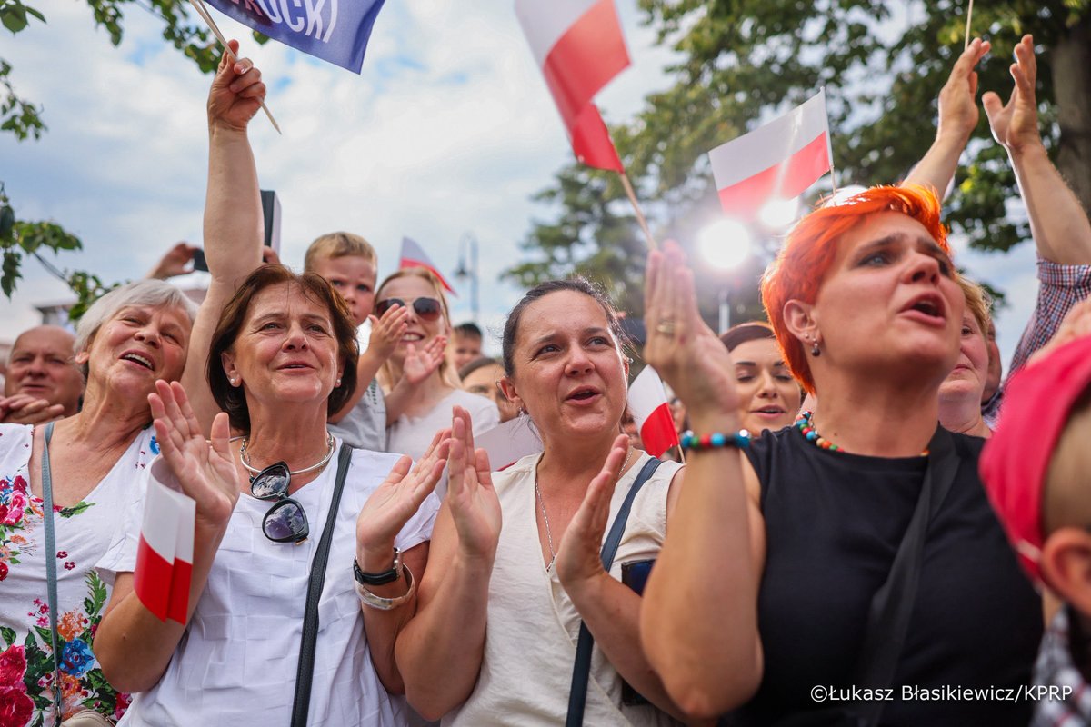 NawrockiKn's tweet photo. Będę konsekwentnie powtarzał, że polskie rodziny mogą liczyć na wsparcie polskiego Prezydenta, a zwolnienie z PIT rodziców dwójki i więcej dzieci jest nie tylko moją obietnicą, ale też moim obowiązkiem wobec trwania Polski i niepodległości państwa polskiego. Dlatego dziś w Kolbuszowej podpisałem drugą inicjatywę ustawodawczą „PIT Zero. Rodzina na plus”.