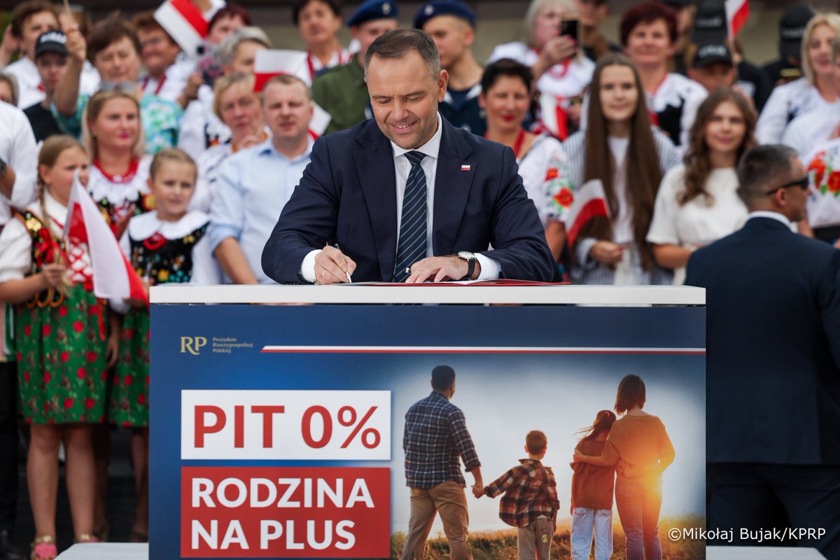 NawrockiKn's tweet photo. Będę konsekwentnie powtarzał, że polskie rodziny mogą liczyć na wsparcie polskiego Prezydenta, a zwolnienie z PIT rodziców dwójki i więcej dzieci jest nie tylko moją obietnicą, ale też moim obowiązkiem wobec trwania Polski i niepodległości państwa polskiego. Dlatego dziś w Kolbuszowej podpisałem drugą inicjatywę ustawodawczą „PIT Zero. Rodzina na plus”.