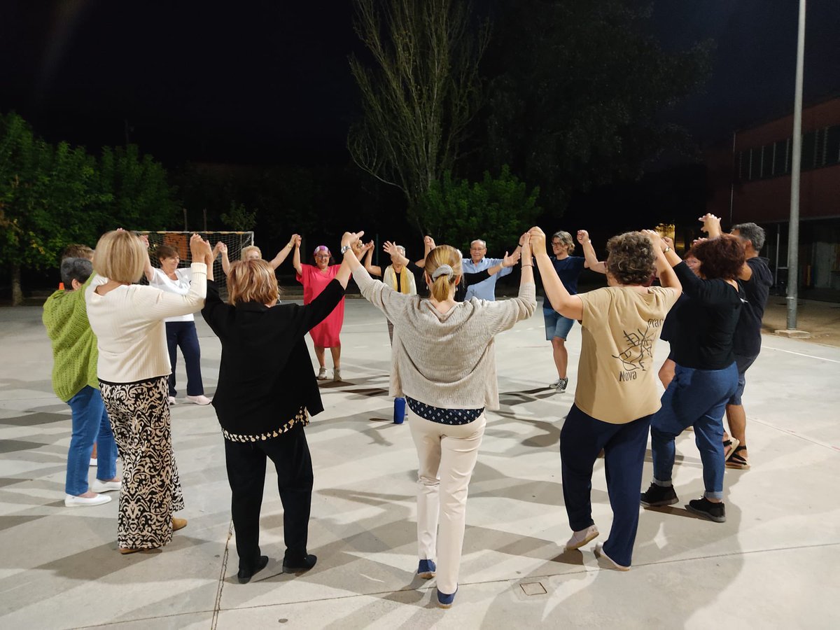 Sardanes 👗 | Ahir vam posar el punt final al curset d’estiu de sardanes a Cabra del Camp, organitzat per l’Associació de Dones del municipi.

Els dijous a la nit persones de totes les edats han pogut aprendre o millorar la tècnic del ball de sardanes a la fresca.

#UAFValls