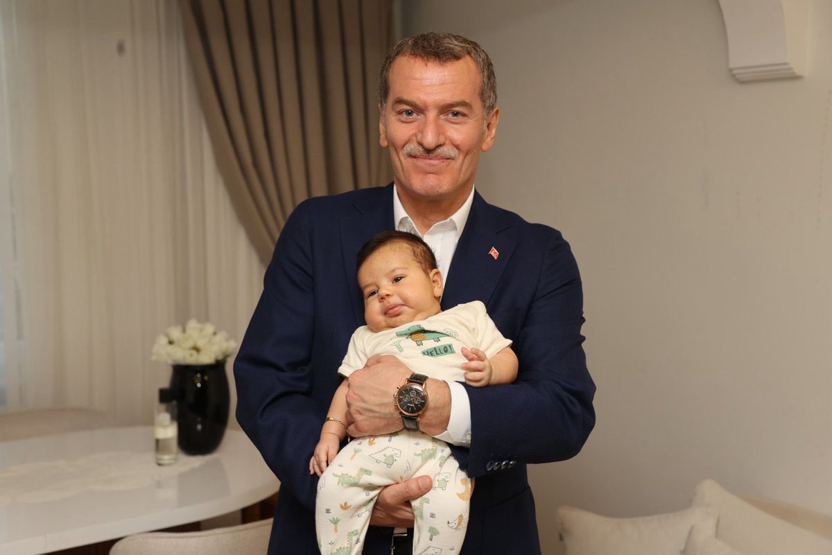 Ahmet Poyraz.💙

Bu kadar tatlı bir rüzgarı ilk defa görüyorum:)

Allah analı babalı büyütsün hemşehrimi, bahtı güzel olsun.

#hoşgeldinbebek