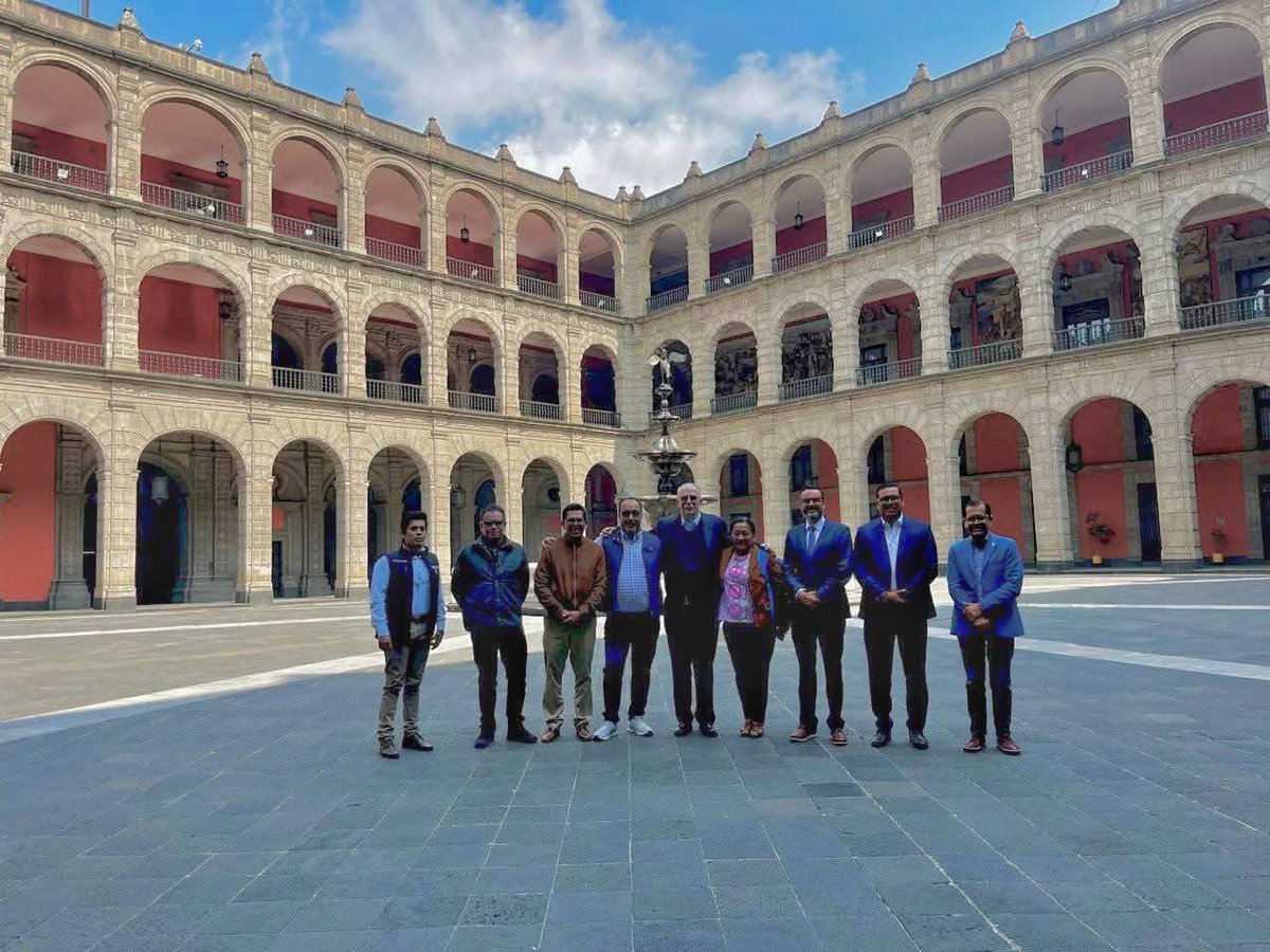 En el marco del #PlanMéxico, hoy acompañé a Palacio Nacional al Secretario de <a href="/Agricultura_mex/">Secretaría de Agricultura y Desarrollo Rural</a>, el Dr. <a href="/JulioBerdegue/">Julio Berdegué</a>, con el fin de continuar trabajando en el incremento de producción de leche nacional 🐄 🇲🇽.