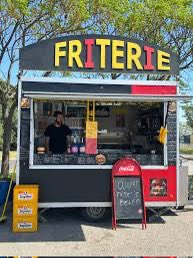 Un nouveau petit coup de pub pour Alexandre Beckers de Montredon-des-Corbières qui s’est rendu spontanément avec son food truck « Label Frites » pour offrir des repas gratuits aux pompiers luttant contre les incendies près de Narbonne, dans l’Aude. 
Partageons encore et encore…