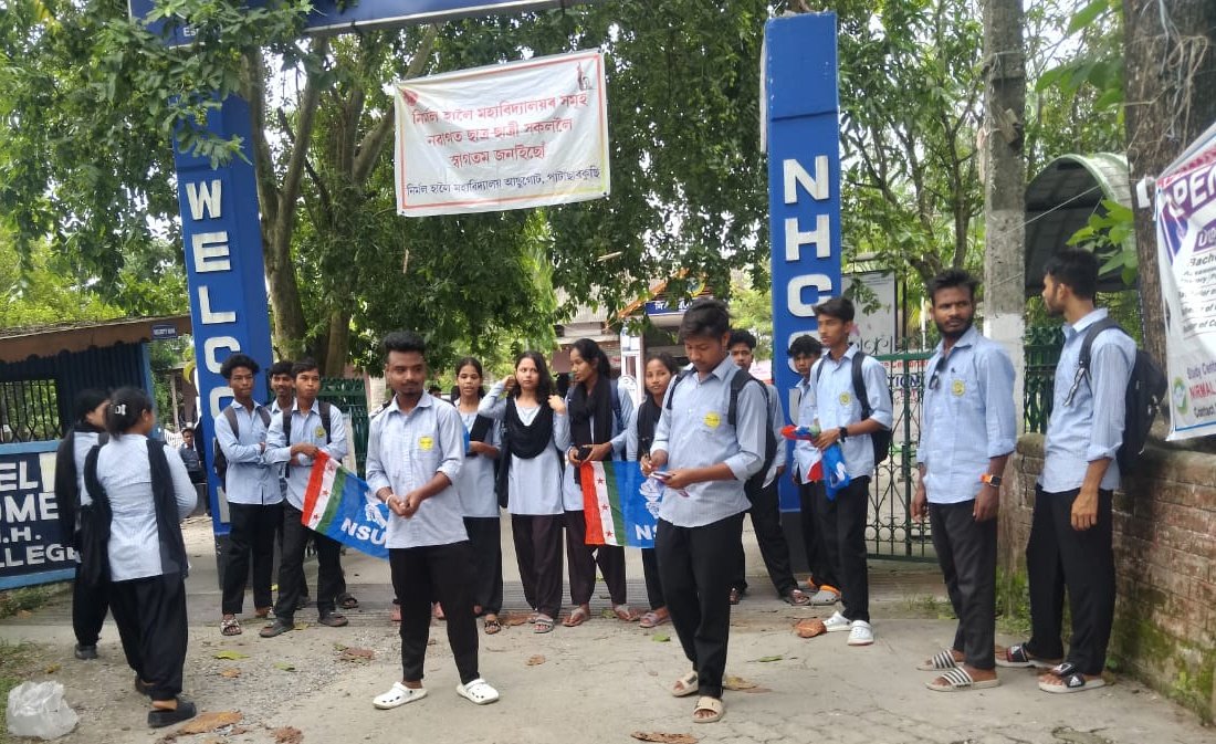 NSUIAssam's tweet photo. বজালী জিলা NSUI উদ্যোগত নিৰ্মল হালৈ মহাবিদ্যালয়ত এই বৰ্ষৰ নৱাগত ছাত্ৰ-ছাত্ৰী সকলক উৎসাহ প্ৰদানৰ বাবে কিছু সামগ্ৰী উপহাৰ হিচাপে দি তেওঁলোকক স্বাগতম জনোৱা হয়।
#NSUIAssam #NSUIForStudents #NSUI https://t.co/q1rVu6PySc