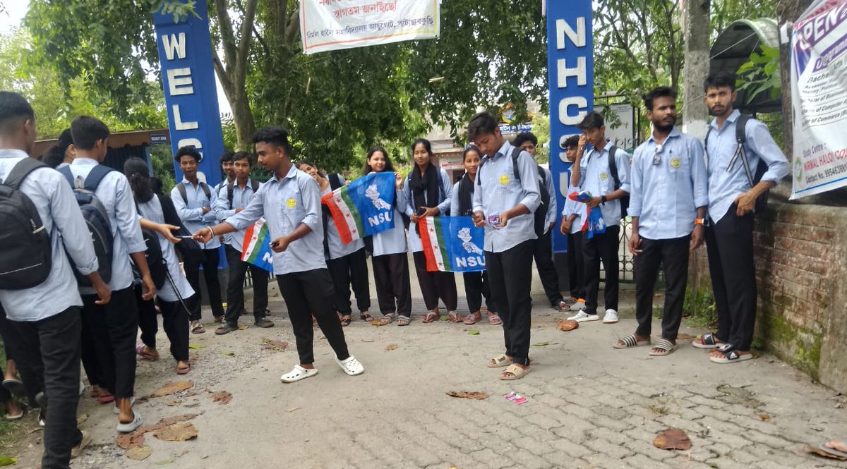NSUIAssam's tweet photo. বজালী জিলা NSUI উদ্যোগত নিৰ্মল হালৈ মহাবিদ্যালয়ত এই বৰ্ষৰ নৱাগত ছাত্ৰ-ছাত্ৰী সকলক উৎসাহ প্ৰদানৰ বাবে কিছু সামগ্ৰী উপহাৰ হিচাপে দি তেওঁলোকক স্বাগতম জনোৱা হয়।
#NSUIAssam #NSUIForStudents #NSUI https://t.co/q1rVu6PySc