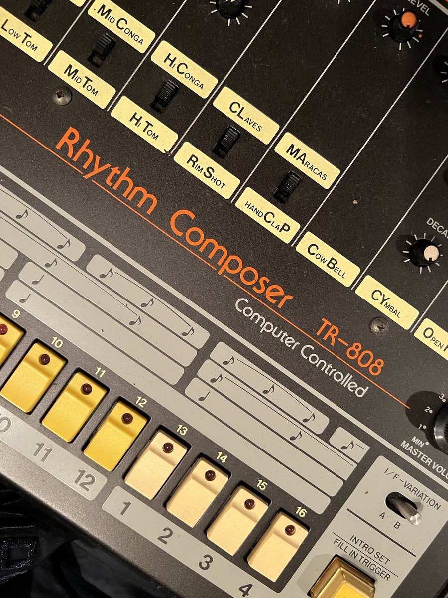 acsegawa's tweet image. 昨日は808dayだったけど、909のTシャツを着てリハに行ったんだけど、誰もツッコんでくれなかった(*´ω`*)

うちの808もまだまだ現役！

#808day