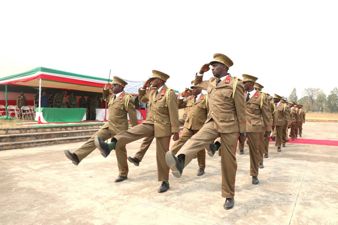 30 officiers lauréats  de la 13e promotion de l'Ecole de Commandement Bataillon et d'Etat Major(ECBEM) ont cloturé une formation de 6 mois ce 8/8/025 à Kinanira. La cérémonie de remise des certificats a été honorée par le C/FDNB, Gén Prime Niyongabo.