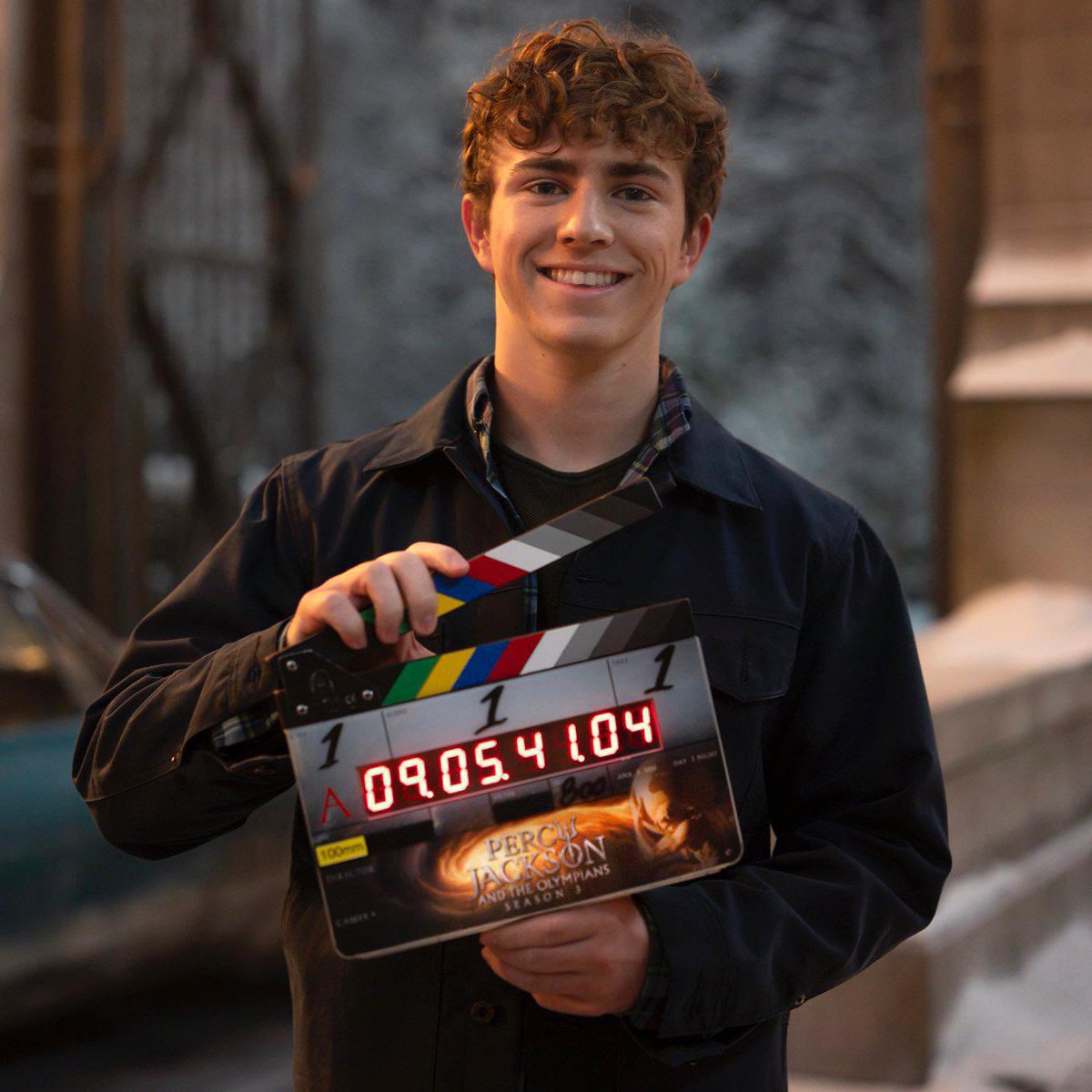 CRECEN TAN RÁPIDO ⚡️ Con esta imagen se confirma que la temporada 3 de #PercyJackson ya ha comenzado sus grabaciones, la cual adaptará la historia de La Maldición del Titán.
