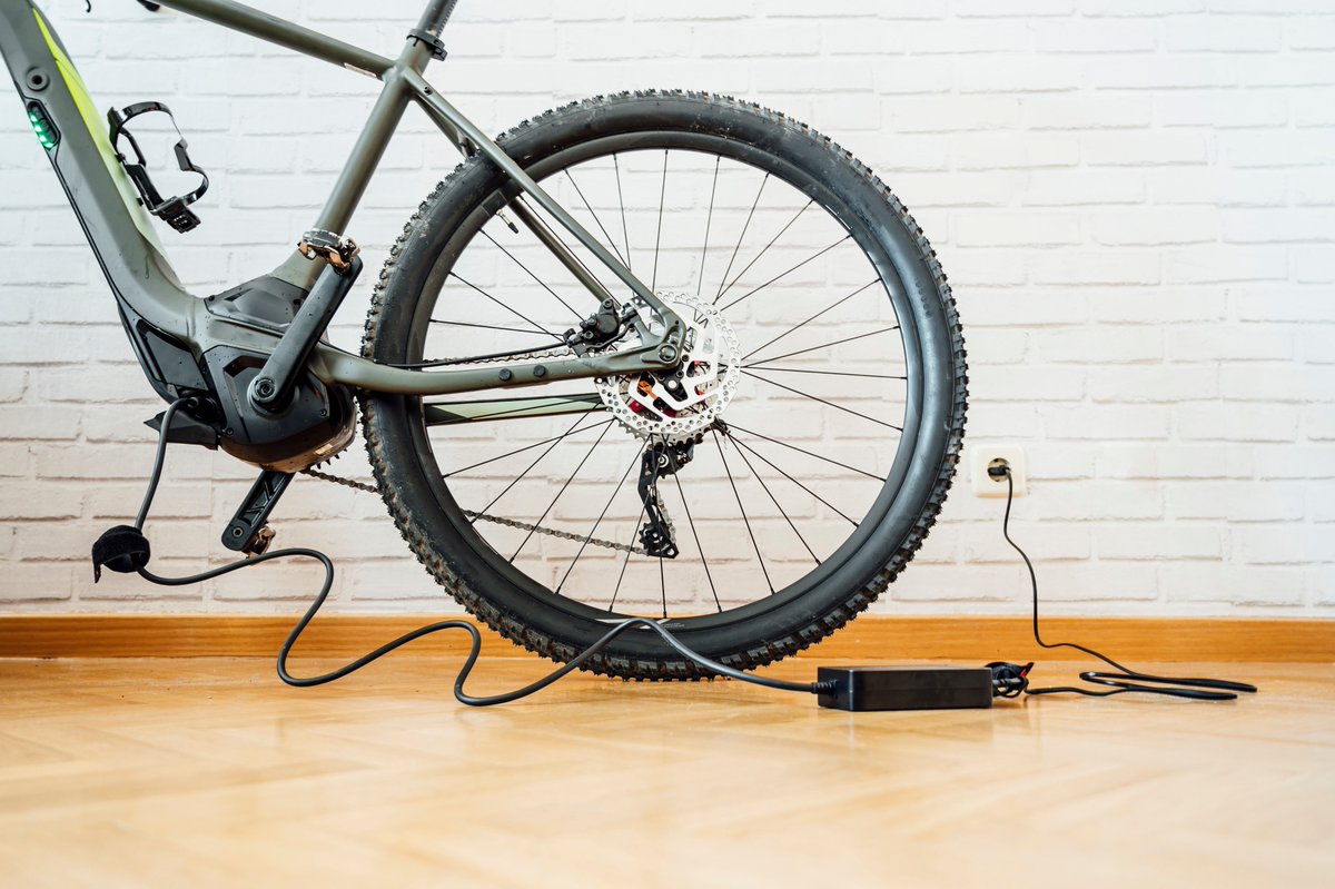 🛵 Got an e-scooter or e-bike?

❗ Disconnect the battery if they are stored indoors
❗ Never charge their battery overnight or if the battery is damaged 

➡️ or you could cause a fire endangering you, your family and your neighbours.

More info orlo.uk/CXEQb