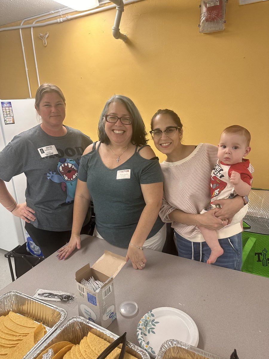 Extremely grateful ❤️🔥👏 Thank you to these amazingly dedicated moms, our Apollo Middle PTSA for purchasing lunch for our teachers and serving them today!!! Way to go, PTSA! We appreciate you 🥰