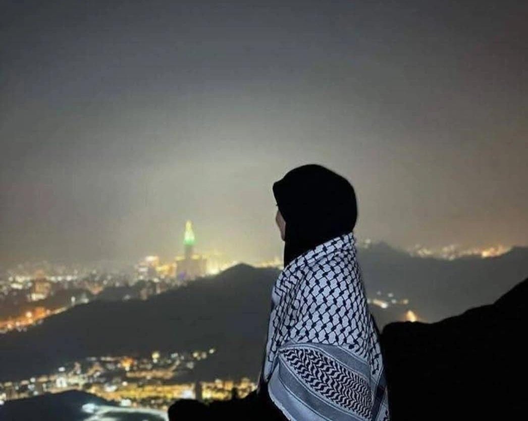 ..

بـأي نـورٍ أَقـرنُـكَ ؟
وأنتَ في كفُـكَ تَتربـع ألـشموس !
..
🌹#مســـــاااكم_الله_بالخير_والعافيه🌹