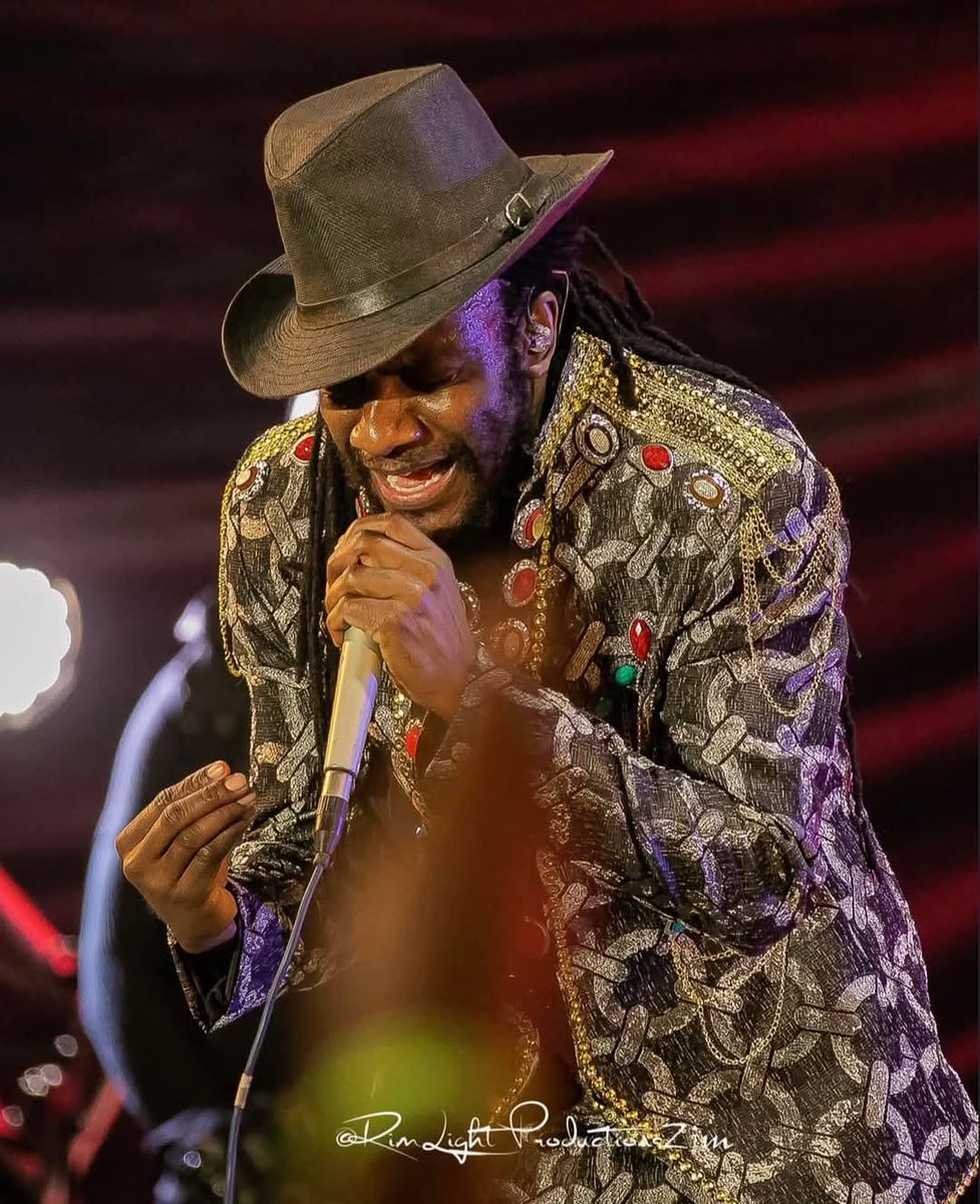 Meso tinawo, tinomawonesa zvisizvo
Makumbo tinawo, tomaendesa kusiriko
Hana tinadzo, dzinorovera zvisiko
Pfungwa tinadzo, dzinongofunga zviripo