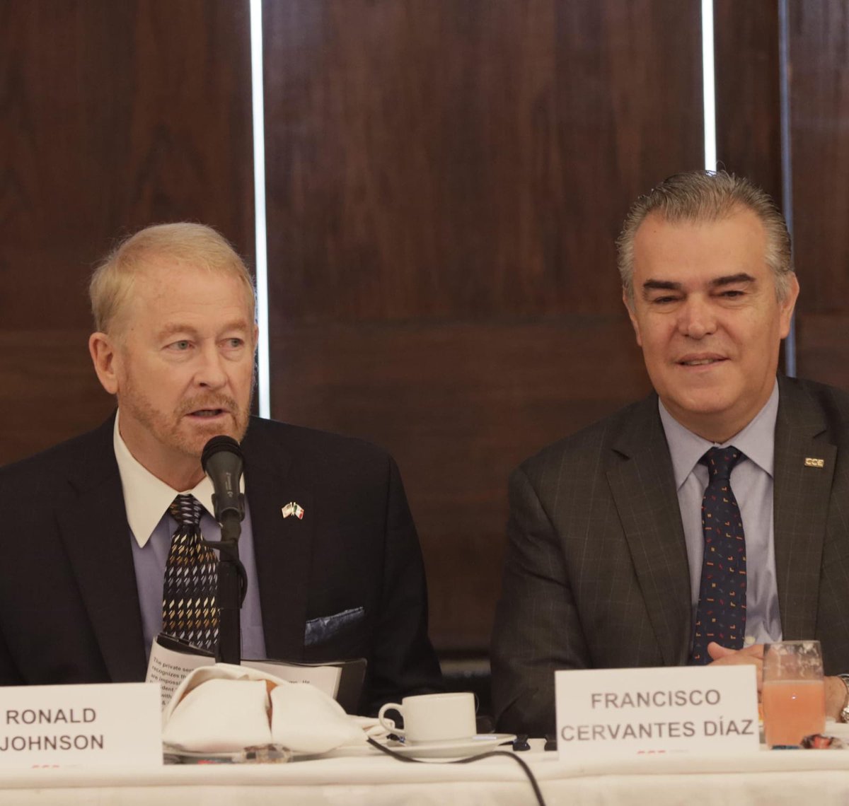 Hoy, junto al Excmo.  Embajador de Estados Unidos en México, Ronald D. Johnson (<a href="/USAmbMex/">Embajador Ronald Johnson</a>),  reafirmamos que el diálogo y la cooperación son clave para fortalecer la competitividad y la prosperidad compartida.
México y EE.UU. somos socios estratégicos con una visión común de