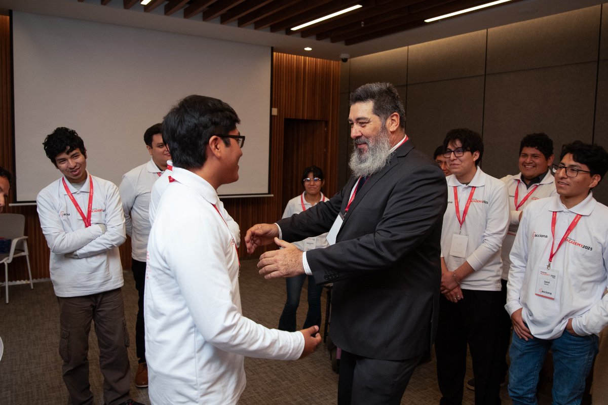 El pasado 7 de agosto, <a href="/DiegoramiroPini/">Diego Ramiro Pini</a>, director país de Infraestructuras, y Flavio Rodríguez, gerente de Calidad y Medioambiente, dieron la bienvenida al Programa Academy de <a href="/ACCIONA/">ACCIONA</a> en Perú, que conecta a jóvenes con su primera experiencia profesional sostenible.