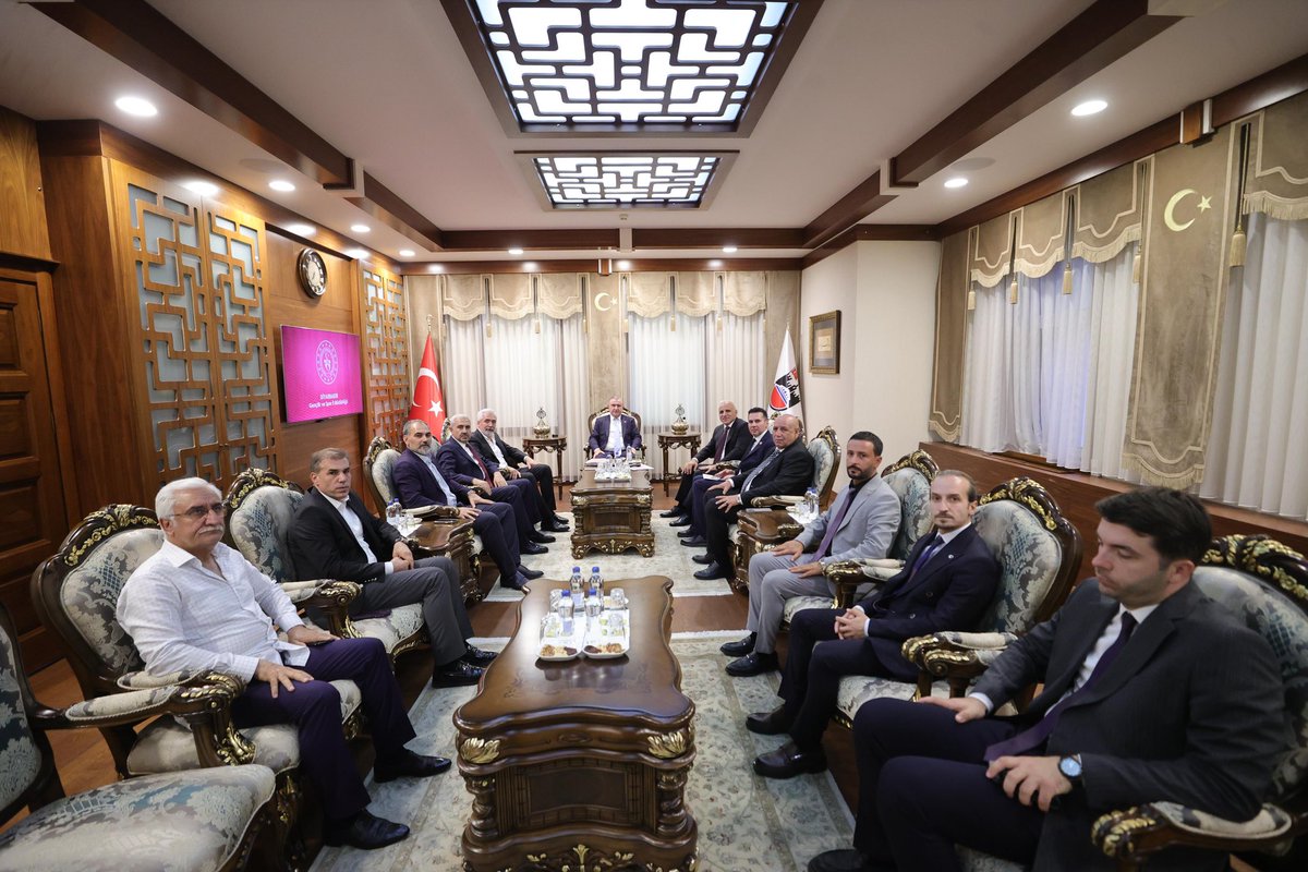 📌Bitlis’ten sonra Diyarbakır’dayız.

Diyarbakır Valiliğimizi ziyaret ederek gençlik ve spor çalışmalarımızı değerlendirdik. Diyarbakır’ın gençleri ve sporcuları için çalışmaya, üretmeye devam ediyoruz.🇹🇷