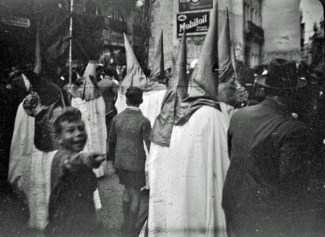 SluisspencerS's tweet photo. ☑️La Semana Santa de Sevilla en 1932 (Hermandad de la Estrella). 📷 Arnold Heim. ℹ️Biblioteca ETH de Zúrich. https://t.co/64aSGzRgE9