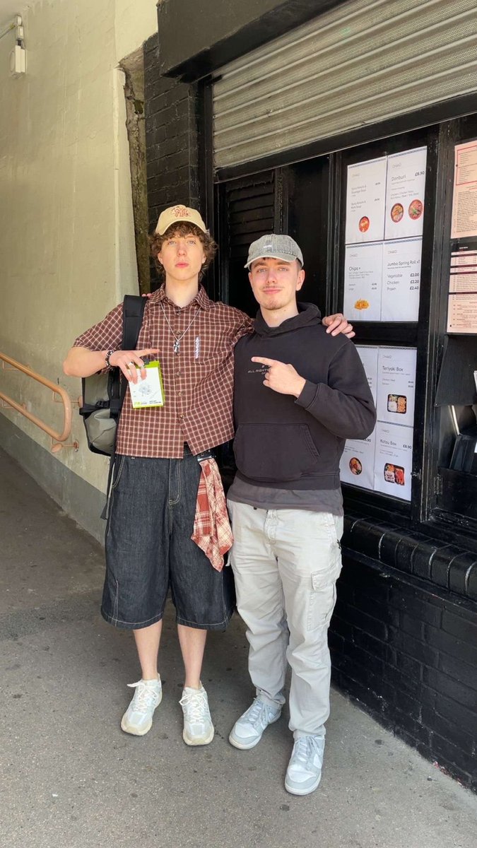 h1km1's tweet photo. Met @owrelax. Good to settle all this beef we have accumulated. (He’s 6’4 btw and on his tip toes) https://t.co/wcWt5nl5yk