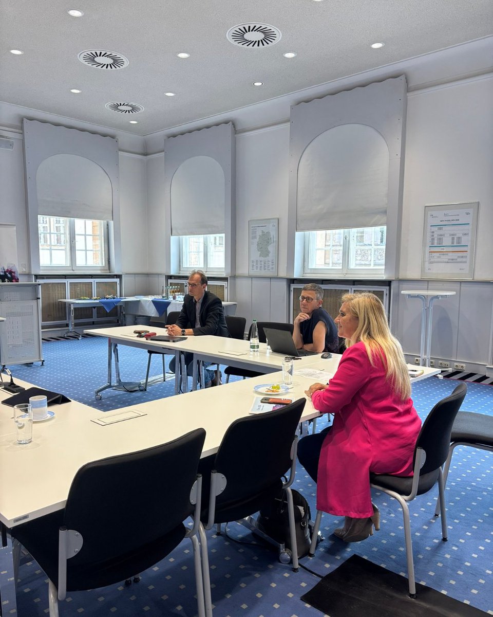 🎬 PISA ist das Foto – LIfBi der Film.
📍 Mitten in Bamberg: Das Leibniz-Institut für Bildungsverläufe – Langzeitforschung, die Bildungspolitik prägt.
💡 Stolz, das LIfBi einst in die Wilhelmspost geholt zu haben. Heute forschen hier 300+ Menschen, danke dafür!
#LIfBi #Bildung