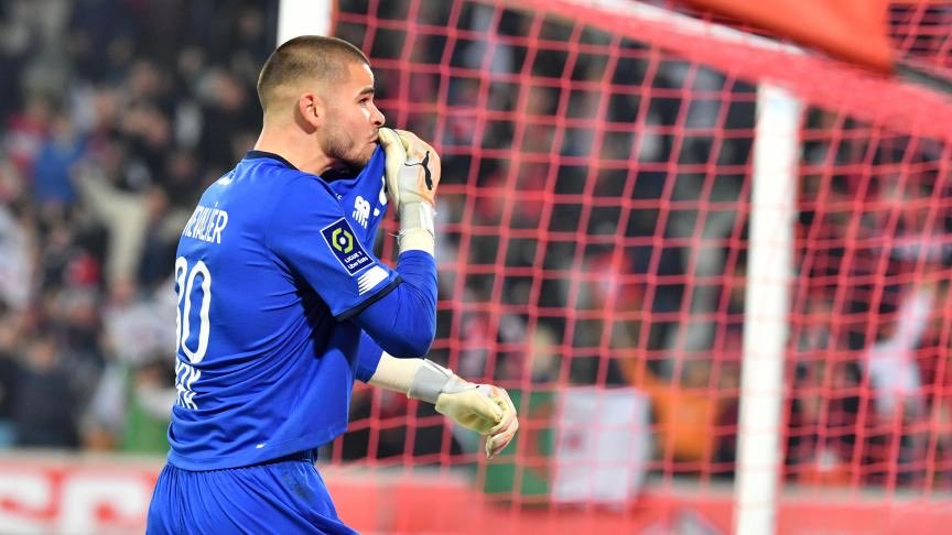 Après 3 saisons à défendre nos couleurs il est temps aujourd’hui de dire au revoir à l’enfant du coin, le gamin du club. C’est difficile de le voir partir, mais il faut être fier d’avoir été les premiers à pouvoir observer son talent. Merci pour tout Lucas ❤️
À jamais un Dogue ⚜️