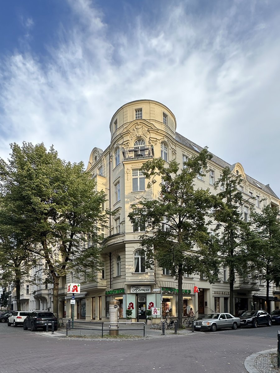 Estos tres edificios están en intersección de Bleibtreustraße y Mommsenstraße en Charlottenburg, a pasitos de Kurfürstendamm