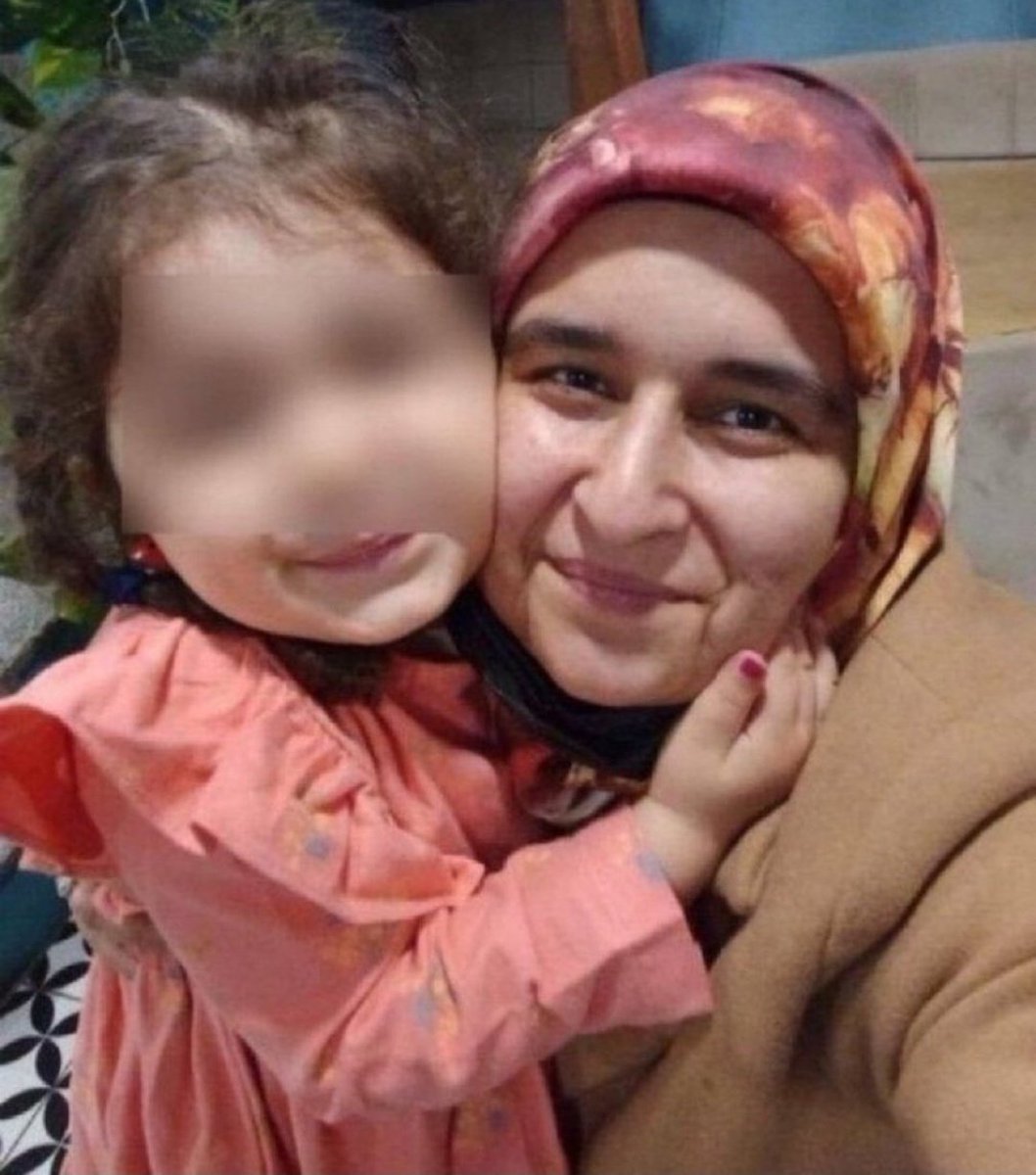 Tutsak Bebekler (@tutsak_bebek) on Twitter photo Çölyak hastası küçük Ceyda, 2022’den beri hem annesi hem babasıyla cezaevinde. Sadece annesinden ayrılmamak için dört duvar arasında büyüyor. AİHM’in verdiği ihlal kararları derhâl uygulanmalı; Ceyda, anne ve babasıyla özgürlüğüne kavuşmalı.
<a href="/melisalphan/">melis alphan ♀</a>
KursiyerTeğmen Çölyak hastası küçük Ceyda, 2022’den beri hem annesi hem babasıyla cezaevinde. Sadece annesinden ayrılmamak için dört duvar arasında büyüyor. AİHM’in verdiği ihlal kararları derhâl uygulanmalı; Ceyda, anne ve babasıyla özgürlüğüne kavuşmalı.
<a href="/melisalphan/">melis alphan ♀</a>
KursiyerTeğmen