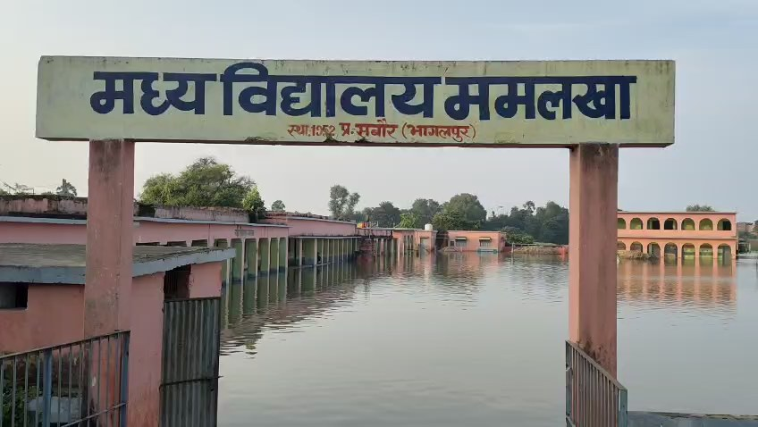 Utkarsh74570377's tweet photo. #Mamlakha #Sabour #Bhagalpur . Mamlakha me bandh tuta , kataav ka khatra hai aur Gaon Ganga me duba. Har baar Baandh banane k liye funds aate h pr kifayati kitne h sbko pta h. https://t.co/rImukpNpK3