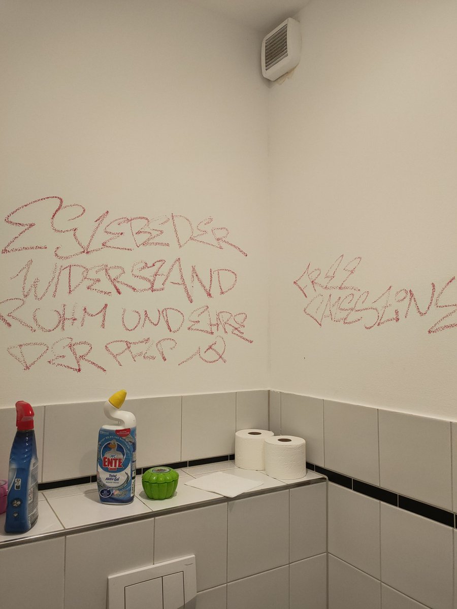 Im Klassenkampf sitzengeblieben (@imklassenkampf) on Twitter photo In einem Burger-Laden Nähe Volkspark Friedrichshain. Ruhm und Ehre galt früher der Waffen-SS, heute der #PFLP. Die finale Zielsetzung ist ohnehin die Gleiche: eine Judenfreie Welt mittels Terror und Barbarei schaffen. Traditionen müssen eben bewahrt werden. In einem Burger-Laden Nähe Volkspark Friedrichshain. Ruhm und Ehre galt früher der Waffen-SS, heute der #PFLP. Die finale Zielsetzung ist ohnehin die Gleiche: eine Judenfreie Welt mittels Terror und Barbarei schaffen. Traditionen müssen eben bewahrt werden.
