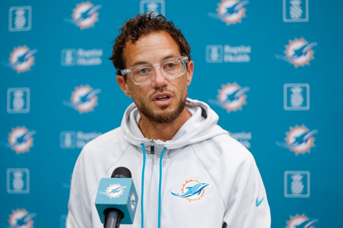 The Dolphins joint practice with the Bears today...

- Tua 3 interceptions
- Alexander Mattison 2 fumbles
- Mike McDaniel had to break up a fight

All time bad vibes 😭