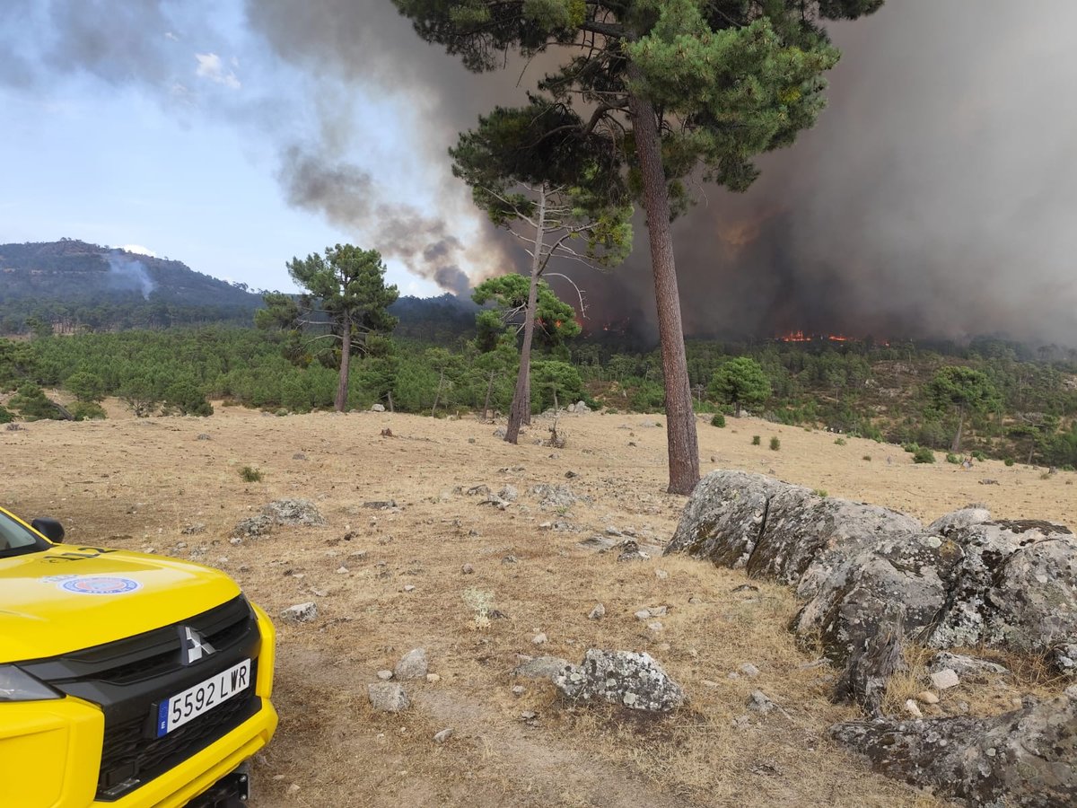Voluntarios de <a href="/ProteCivilAvila/">Protección Civil Ávila</a> han instalado albergue en #LasNavasDelMarqués para alojar a los vecinos de #CiudadDucal que están siendo desalojados por el #IFSanBartoloméDePinares

En la zona también se encuentran trabajando 2 dotaciones de #BomberosAV