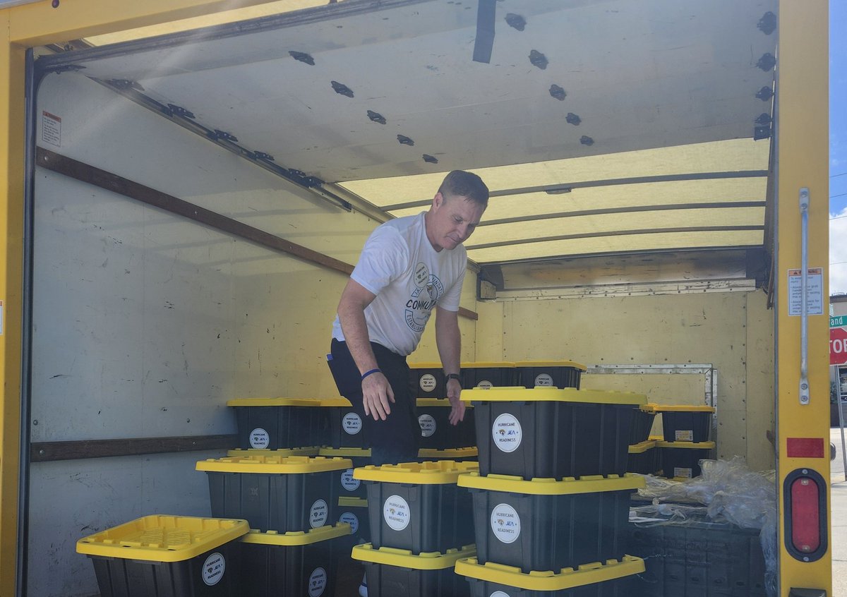 karenmcallister's tweet image. Best part of @Jaguars Community Day - delivering storm prep kits to customers #OUTEAST with @NewsfromJEA volunteers. #BuildingCommunity #ImprovingLives @GSCorcoran