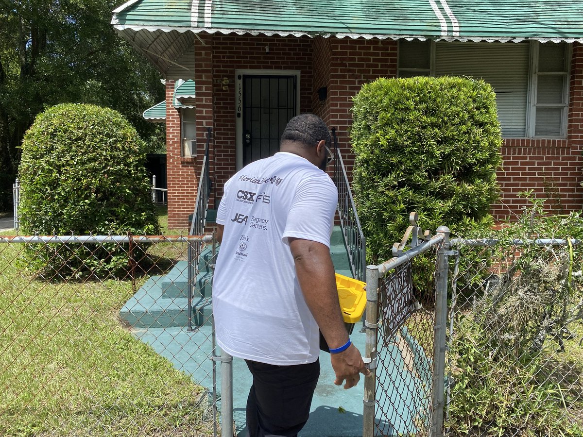 karenmcallister's tweet image. Best part of @Jaguars Community Day - delivering storm prep kits to customers #OUTEAST with @NewsfromJEA volunteers. #BuildingCommunity #ImprovingLives @GSCorcoran