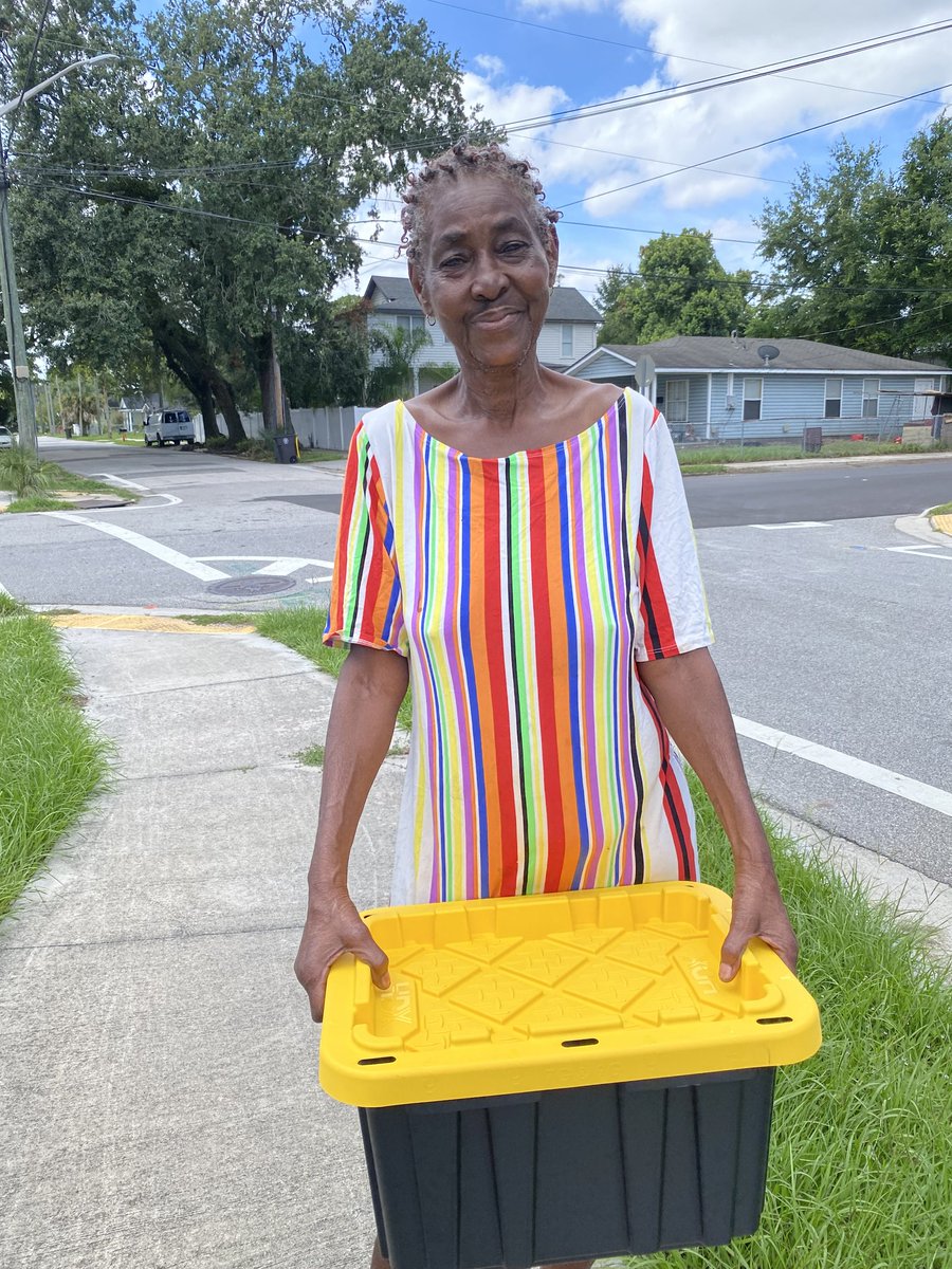 karenmcallister's tweet image. Best part of @Jaguars Community Day - delivering storm prep kits to customers #OUTEAST with @NewsfromJEA volunteers. #BuildingCommunity #ImprovingLives @GSCorcoran