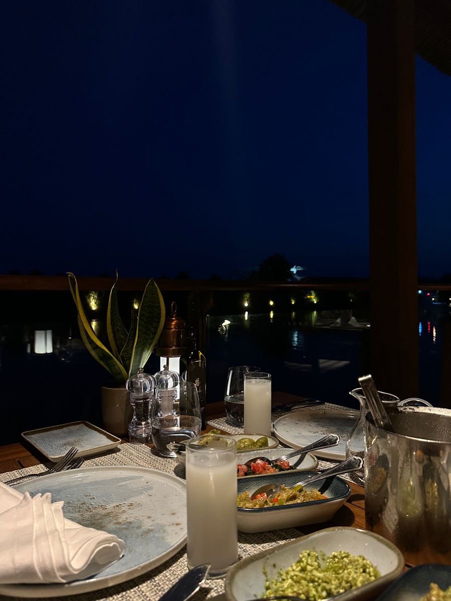 “Yangının ortasında bile, nefes aldıracak bir masa kurmak istiyorum.Gelir misin?”❤️‍🔥 #paradoks