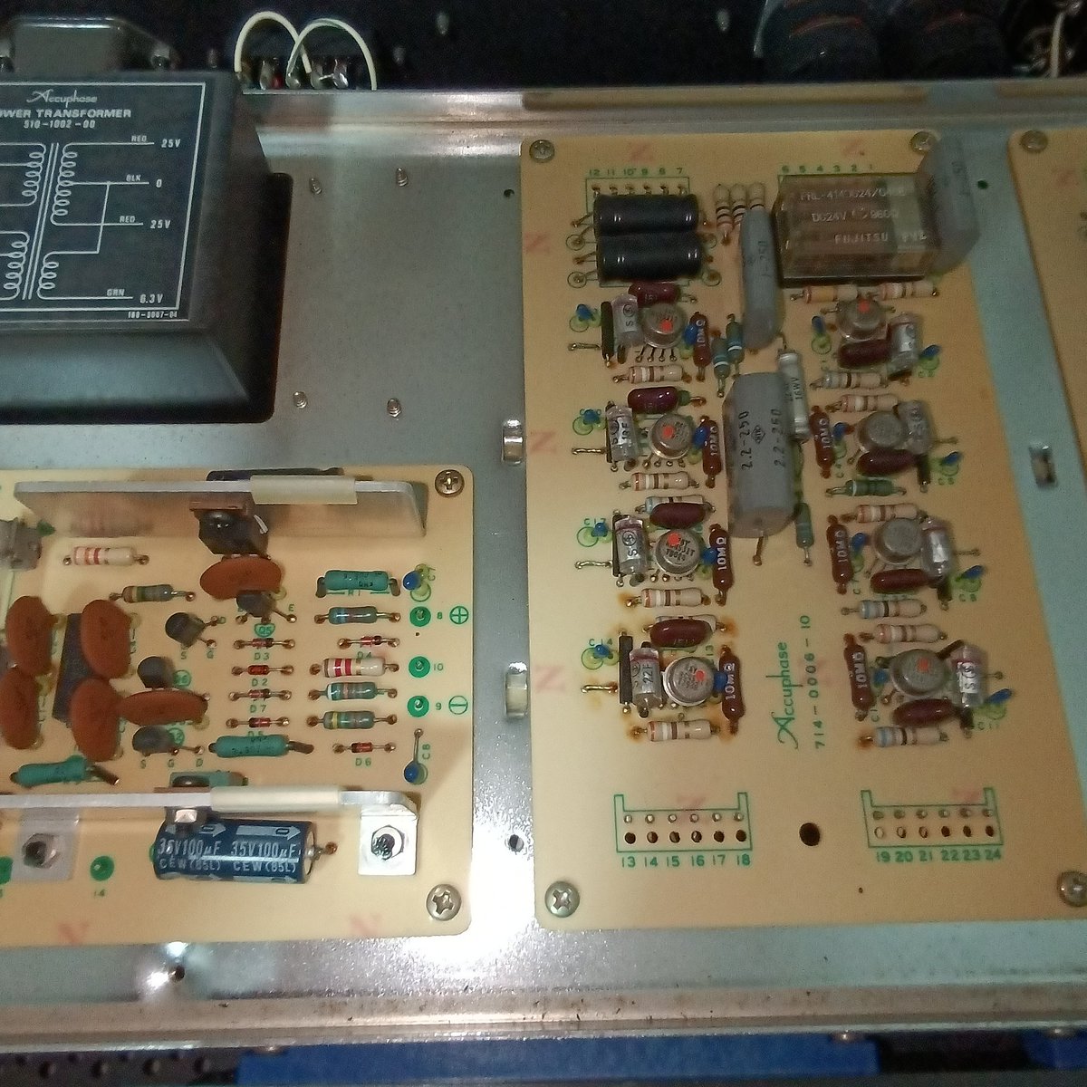 #ケンソニック
#アキュフェーズ
ケンソニック株式会社
Accuphaseブランド時代の
#チャンネルディバイダー
#F5
250hzクロス2WAY
落札して届いたので
#FOSTEX
#GX100
繋いで音出しチェッ🔊
非常に良い状態の個体
引きました👍
アキュの音やけど
15LよりNFB軽め❓
良い感じ🔊🎶