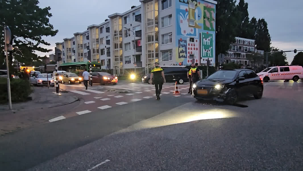 Man veroorzaakt ongeluk door verkeerd kijken naar stoplicht