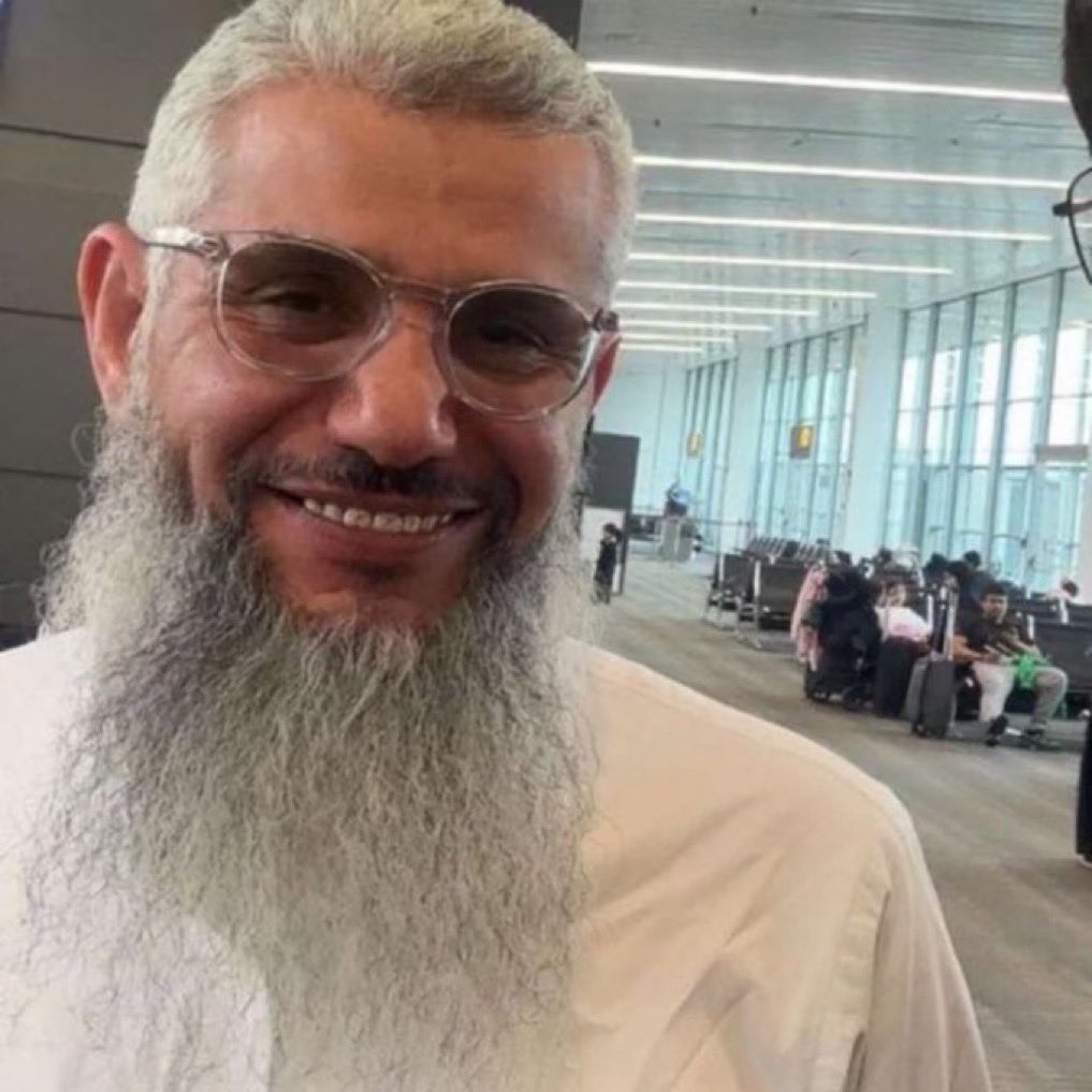 اللهُّم اجعل هذه العودة فتحا من عندك، وبشرى خير لا تنقطع، وقرة عين لا تزول.

#حميدان_التركي
عائلته وأهله آل شيخ الكرام ومحبيه 
عودًا مباركًا طيبًا يليق بصبركم واحتسابكم.
اللهُّم كما أكرمت أهله بهذه اللحظة، فاجعلها عليهم نعمًا تتوالى، وسرورا يتجدد، وبركة تعمّ حاضرهم ومستقبلهم.