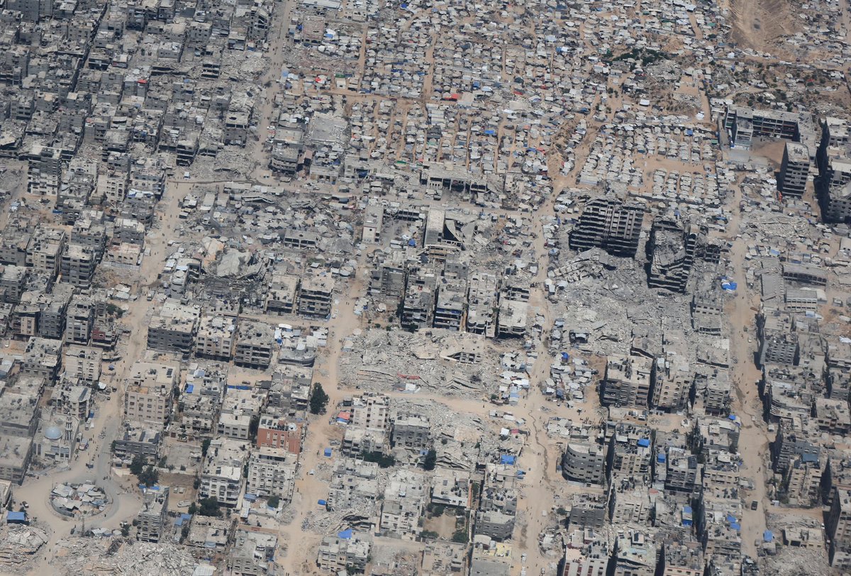 Gazze'de: 

❌Barınacak yer yok
❌Okul yok
❌İçme suyu yok
❌Gıda yok
❌İlaç yok

❗️Hayatta kalmak için gereken hiçbir şey kalmadı Gazze’de.

Bir halk, hayatta kalmaya çalışıyor...  

#GazzeyeİnsaniKoridor #Filistin #Gazze

<a href="/anfidap/">Ankara Filistin Dayanışma Platformu</a>