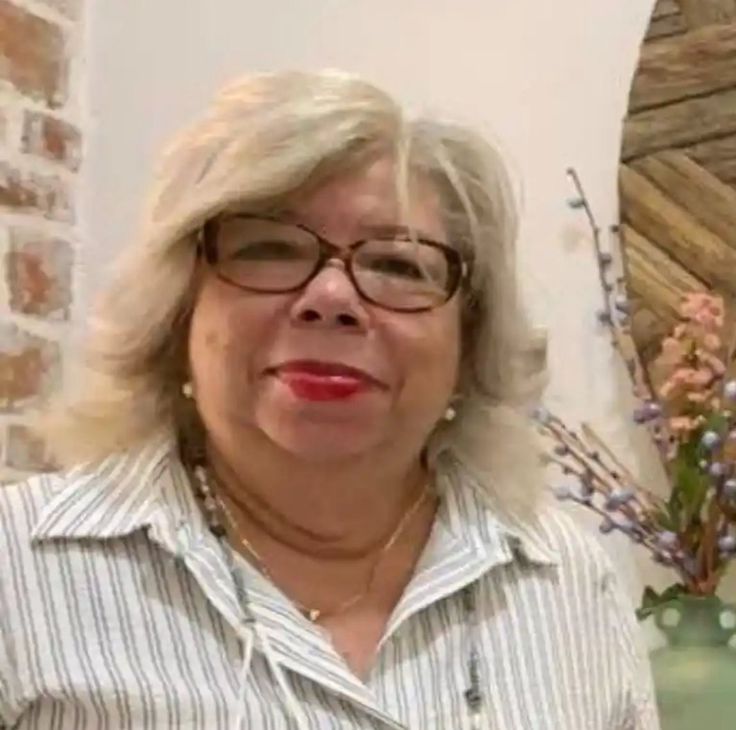 En el día de hoy entregaremos los restos mortales de la Mag. Altagracia Ufre Vda. Ramírez en los brazos amorosos de la madre tierra, con ello se consolida su partida al encuentro de los brazos del Padre. Era un ser tan humilde que pasaba casi desapercibida de no ser por su