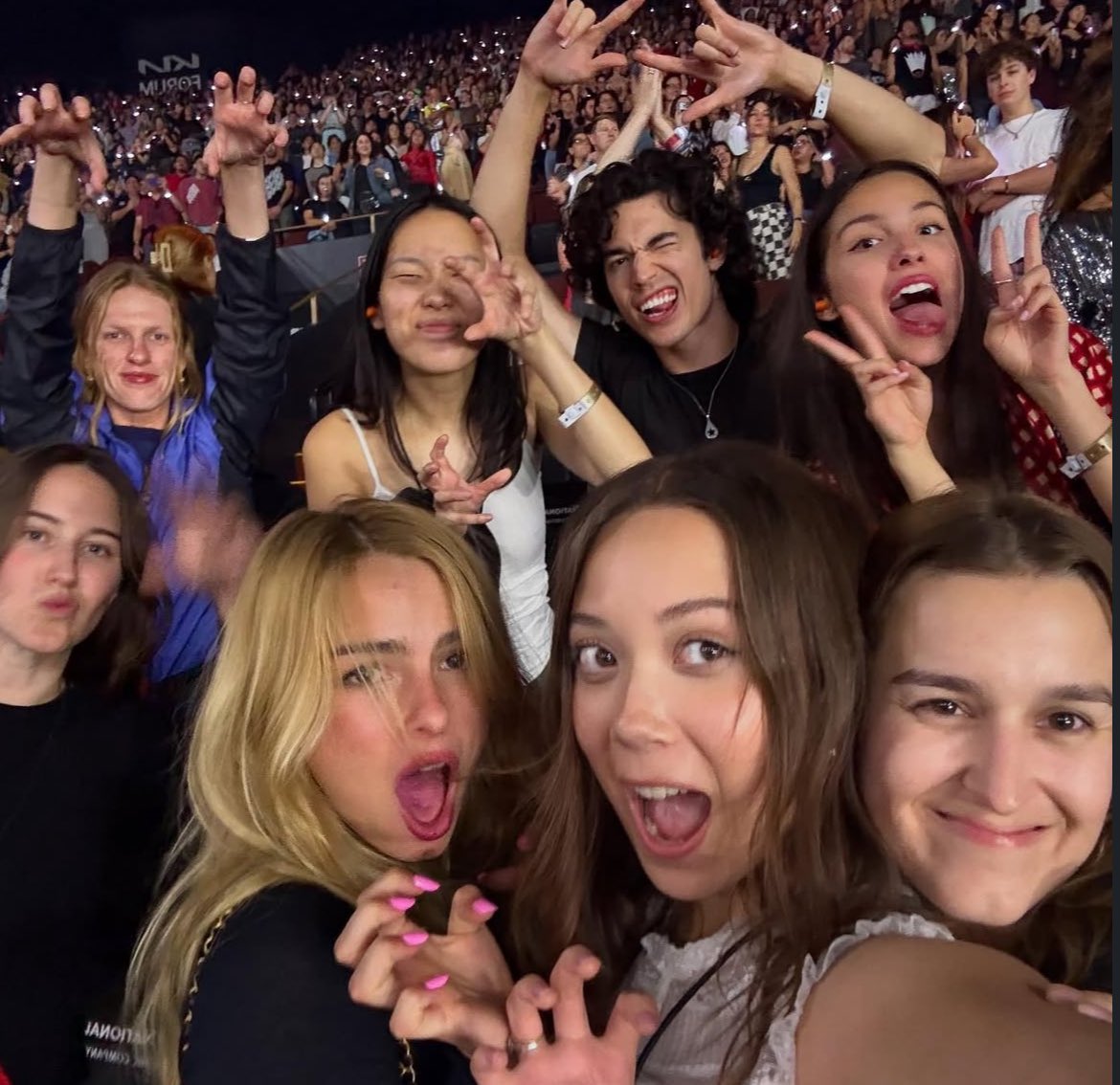 Olivia Rodrigo Argentina ⭐️ (@oliviarodrigoar) on Twitter photo Olivia junto a Laufey, Addison Rae, Audrey Hobert, Conan Gray y Madison Hu en la gira “The Mayhem Ball” de Lady Gaga! Olivia junto a Laufey, Addison Rae, Audrey Hobert, Conan Gray y Madison Hu en la gira “The Mayhem Ball” de Lady Gaga!