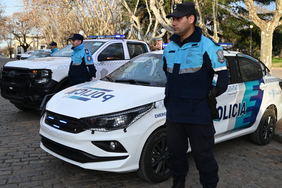 JaviAlonsook's tweet photo. SAN ANTONIO DE ARECO | Más móviles, más prevención

Junto al intendente @rattofranc y al intendente de Exaltación de la Cruz, Diego Nanni, para entregar nuevos móviles policiales que refuerzan el patrullaje y mejoran la capacidad de respuesta ante emergencias.

Seguimos construyendo una Provincia más segura, con presencia territorial y articulación permanente.

#FuerzaBuenosAires