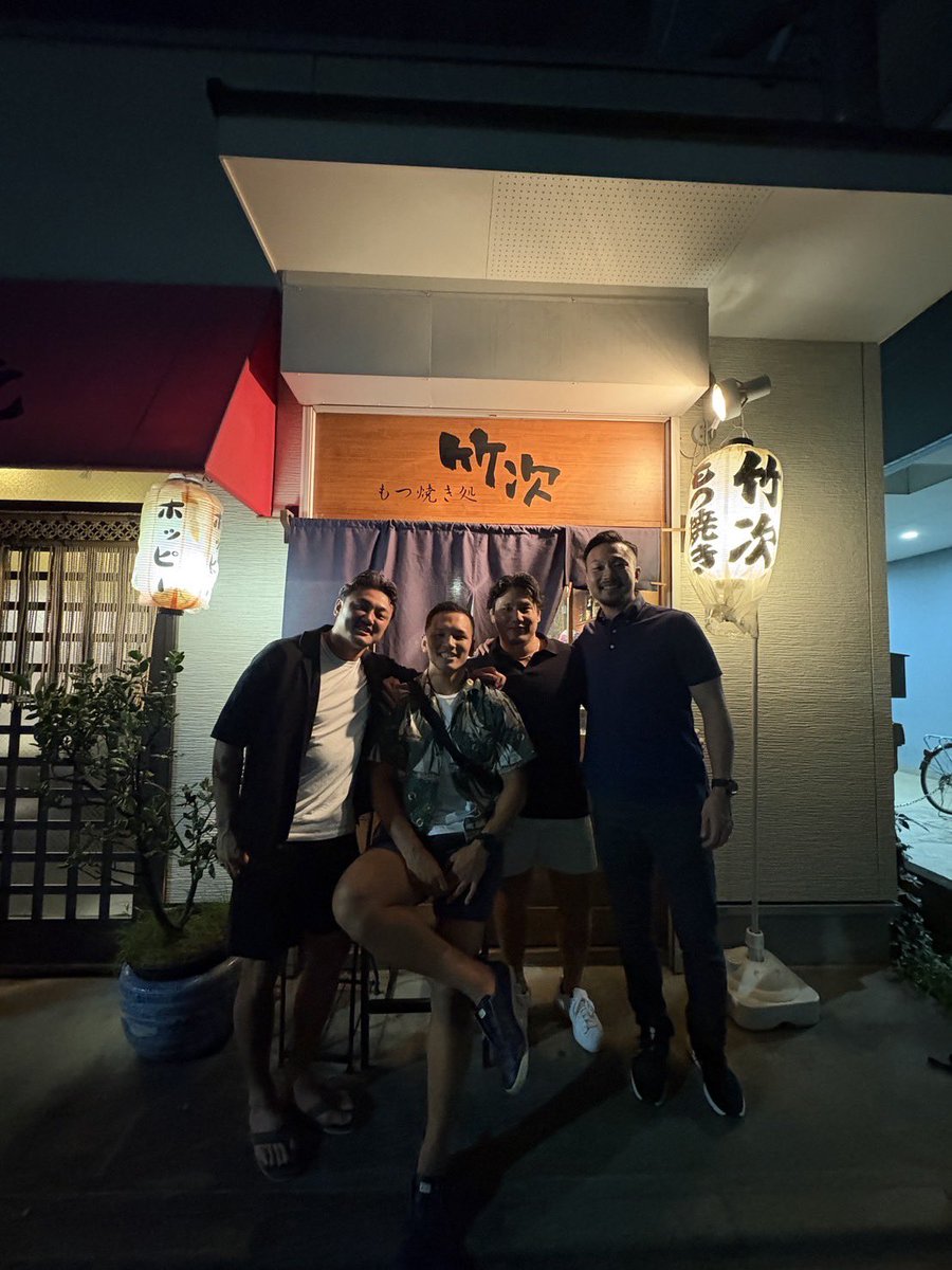 hiro04aths's tweet image. 6年ぶり？に同期全員で酒飲んだ
今だから言えること、昔は言えなかったこと、30歳になる節目だからたくさん話せて最高だった！
まやろう🍺
#サンゴリアス　#同期　#同期は宝　#1995