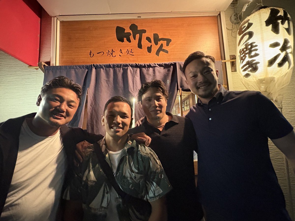 hiro04aths's tweet image. 6年ぶり？に同期全員で酒飲んだ
今だから言えること、昔は言えなかったこと、30歳になる節目だからたくさん話せて最高だった！
まやろう🍺
#サンゴリアス　#同期　#同期は宝　#1995