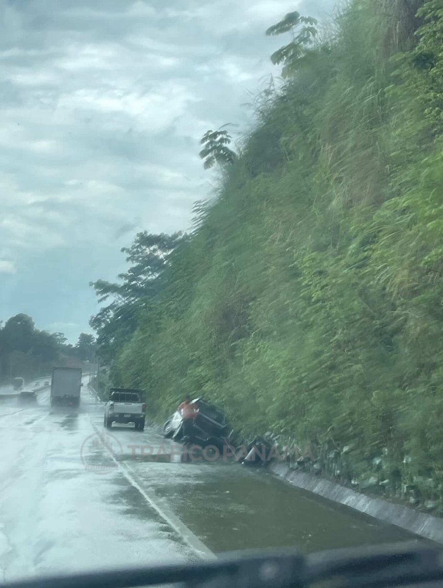 Auto se salió de la vía en el corredor Carlos Iván Zúñiga cerca del acceso de Brisas del Golf.