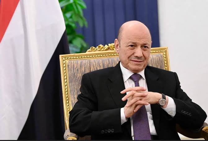 أيها اليمنيون… أنصفوا رجل دولتكم

في لحظة كان فيها الوطن يتهاوى، والجبهات تتساقط، والمؤسسات تنهار، والمكونات تتناحر، والحوثي يزحف مدججاً بالسلاح والدعم الإيراني… ظهر رجل لم يهرب من قدره، ولم يساوم على مسؤولياته.

إنه الدكتور رشاد محمد العليمي… رجل الدولة الأول ، الذي تولى