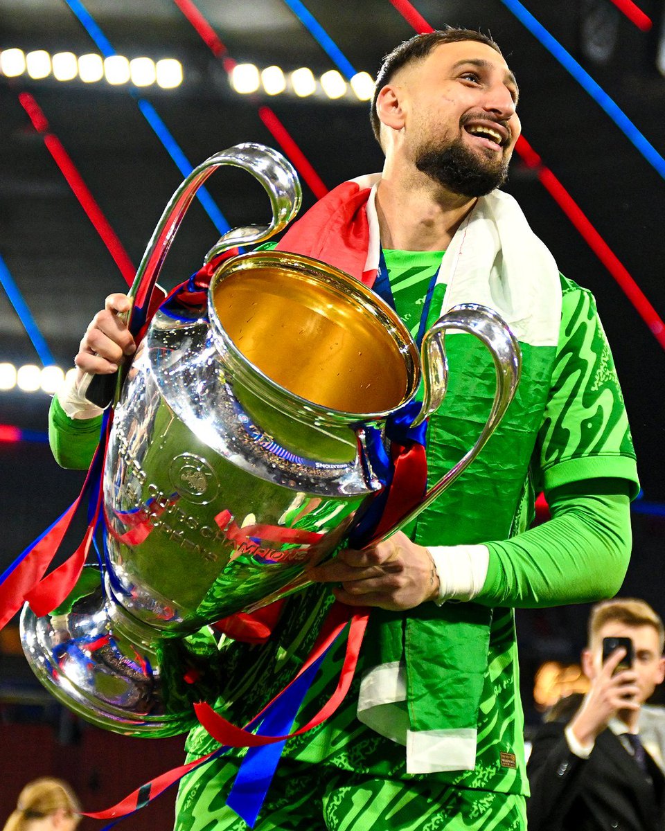 SimplyUtd's tweet photo. 🚨 BREAKING!

Gianluigi Donnarumma wants to JOIN Manchester United.  

[@MirrorFootball] https://t.co/ZRO85d2CjH
