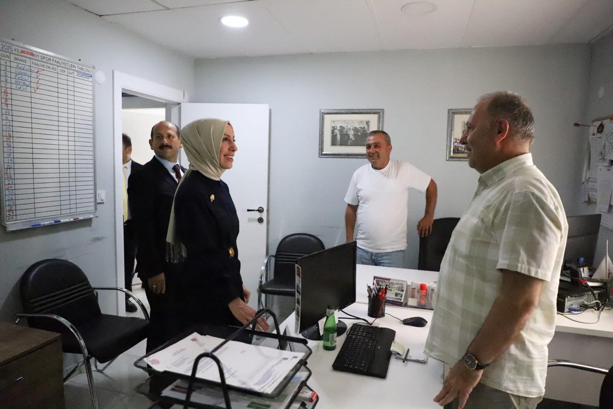 Gençlik ve Spor Bakan Yardımcısı Sayın Av.Doç.Dr. Sayın Safa Koçoğlu, İl Müdürlüğü binamızı ziyaret ederek, kurum çalışanlarımızla sohbet etti. İl Müdürümüz Feyzullah Dereci, yapılan çalışmalarla ilgili bilgi verdi.

#GSBHepYanında