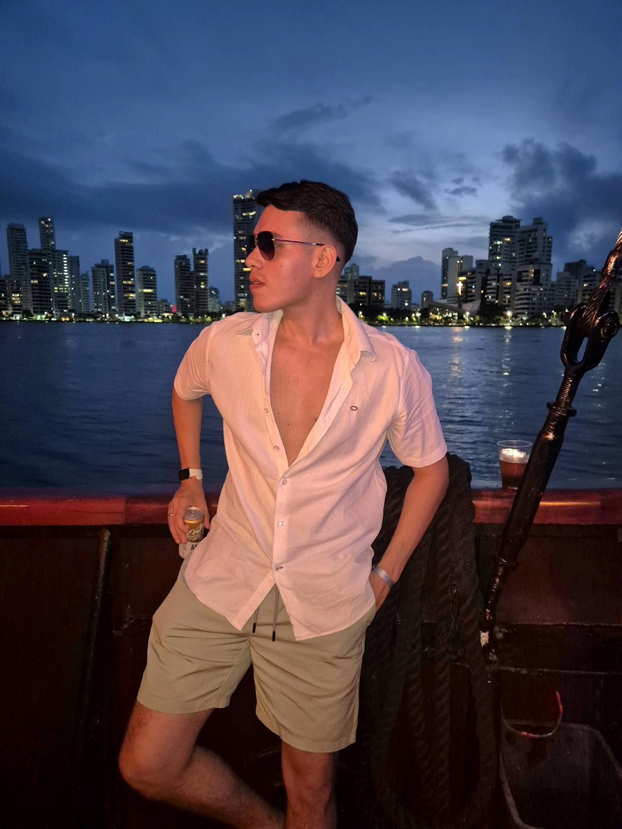 g_u_e_v_a_r_a__'s tweet image. Obsérvame desde lejos, de cerca no me mereces. 🫡