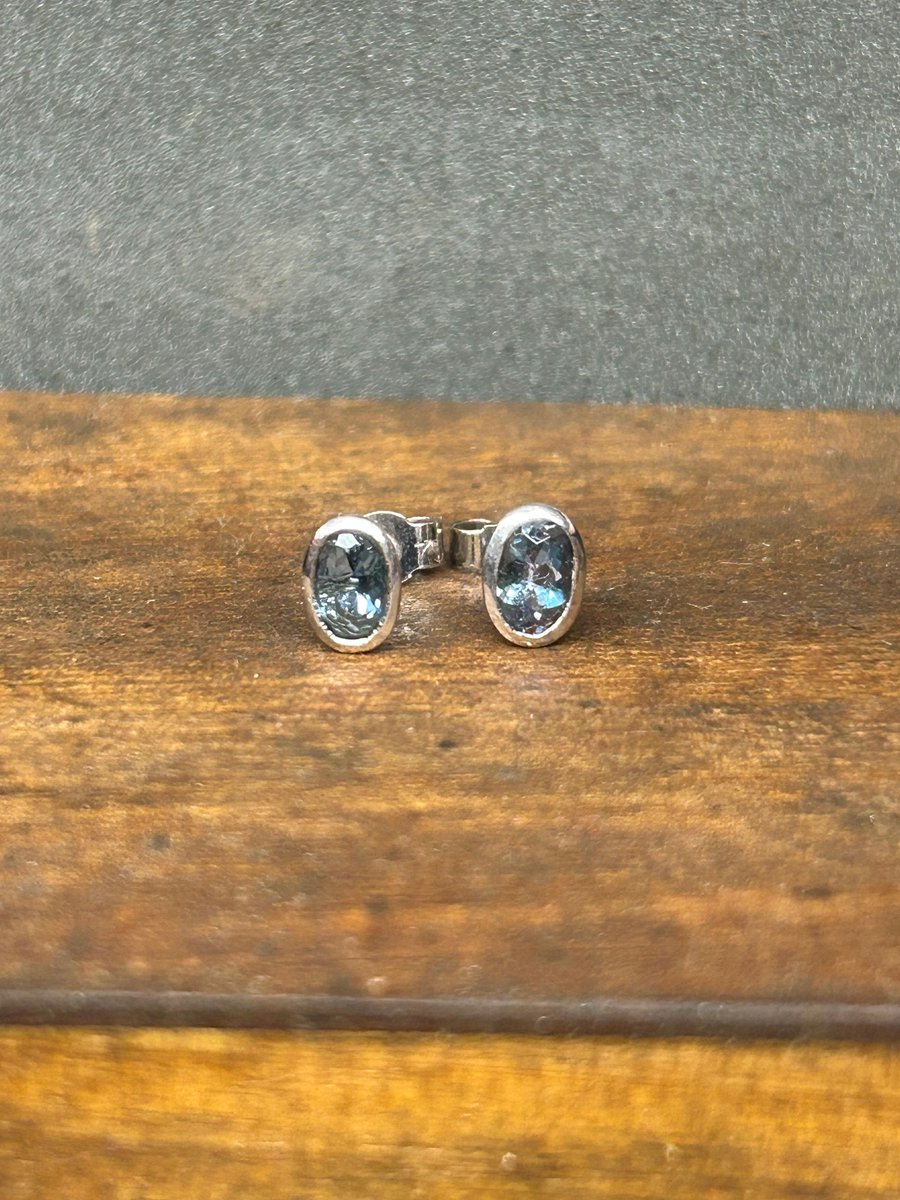 DamianJMiles's tweet photo. A recent commission: Aquamarine stud earrings in 18ct white gold. Need to be better at recording the process with these, &amp; taking pictures of the finished piece (the last picture was unfinished).

#commission #bespokejewellery #aquamarine #earrings #madeindevon #handmadejewellery https://t.co/lwj7LasETR