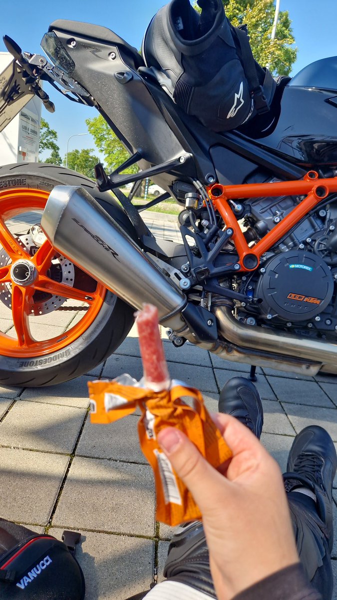 Callmemommy3000's tweet photo. Motorrad fahren und bifi essööön geilomato nom nom https://t.co/GRImMNMztB