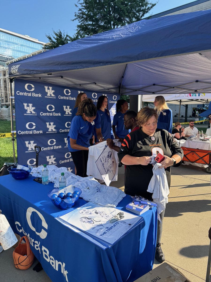 We had an amazing time hosting the <a href="/KentuckyWBB/">Kentucky Women’s Basketball</a>  yesterday at Central Bank’s Thursday Night Live!
A huge thank you to the players for spending the evening with us and to all the incredible support from the BBN who showed out with lots of energy and love! 🏀