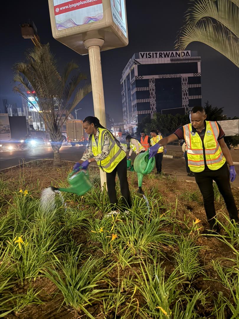 NycMuhima's tweet photo. Irijoro: urubyiruko rwo mu murenge wa @MuhimaSector bifatanyije n'Inzego z'umurenge mu bukangurambaga bwo kubungabunga Isuku mu murenge ndetse n'Ijoro ritekanye, buhiye kandi Garden ya Round about mu mugi n'umuganda umanuka mu mugi. https://t.co/ArW7pbTEME